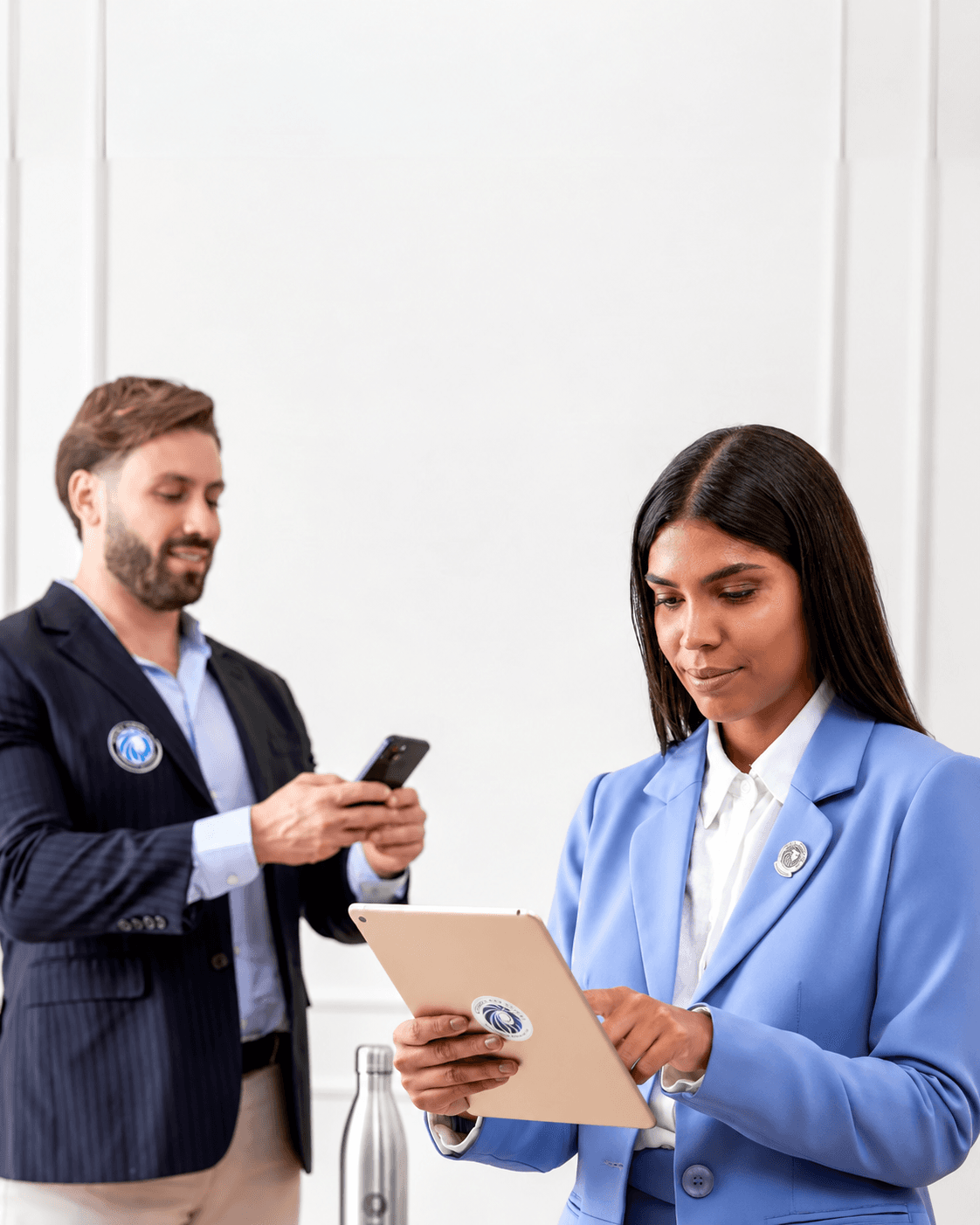 Profesionales usando un teléfono y una tableta Royal Prestige